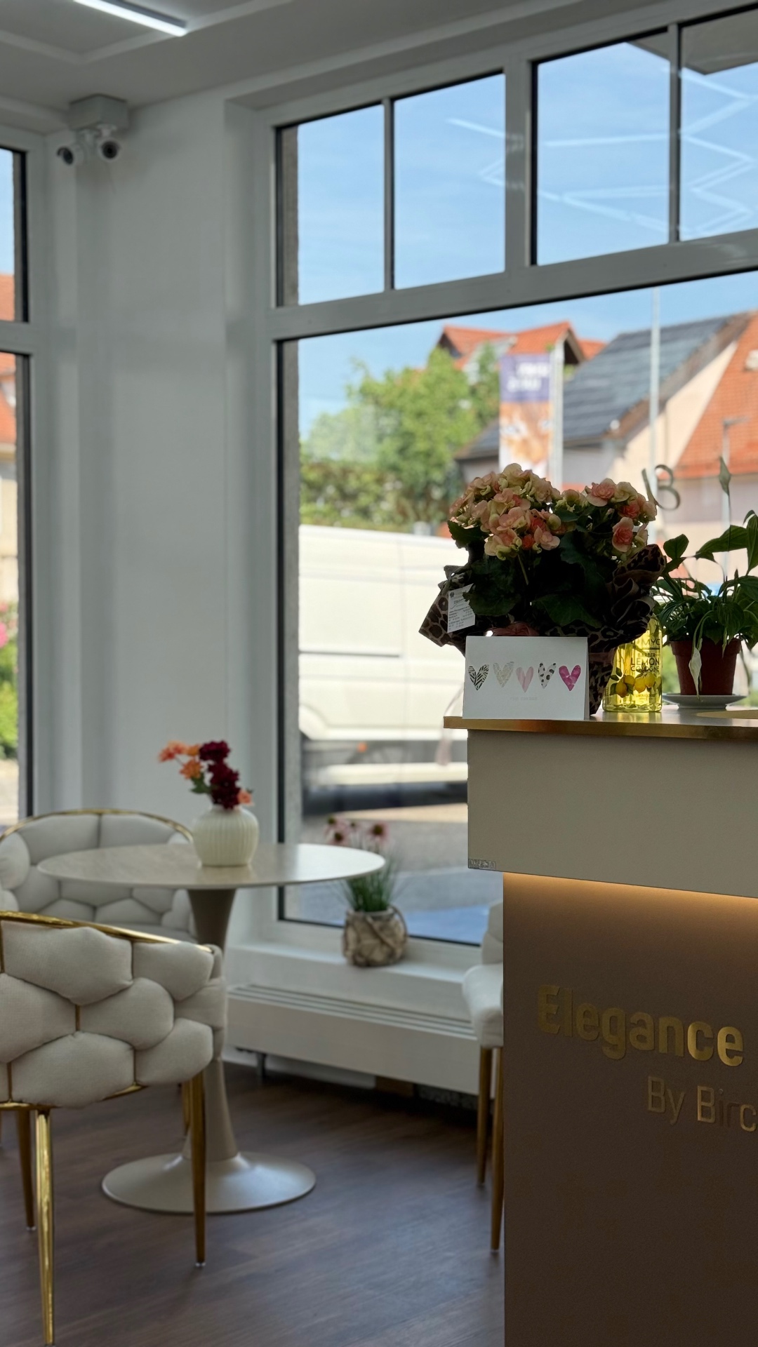 Empfangsbereich mit Blumen